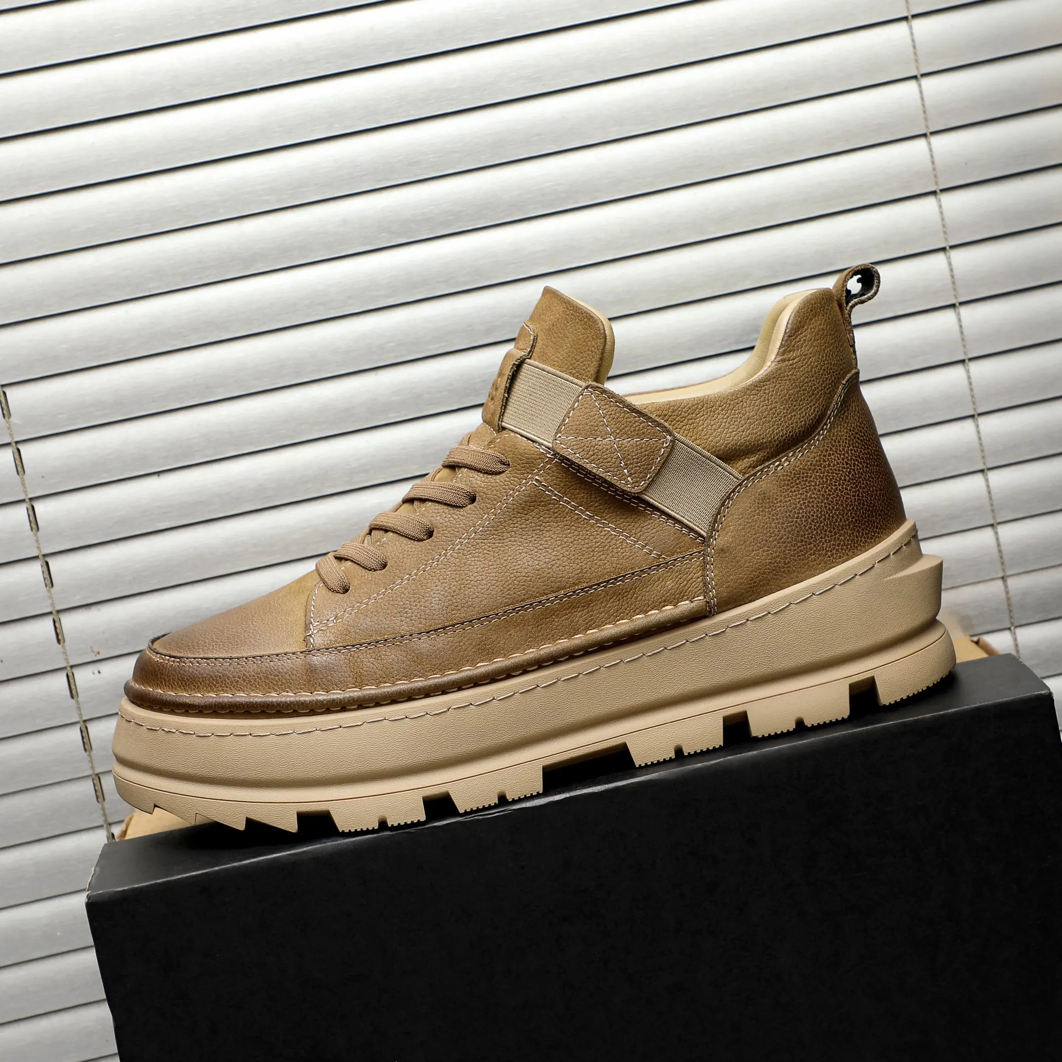 P620 Product trademark: "UGG" Gaobang men's shoes Regular size: 39-44 Product materials: Selected first-layer cowhide upper, wool lining, original outsole